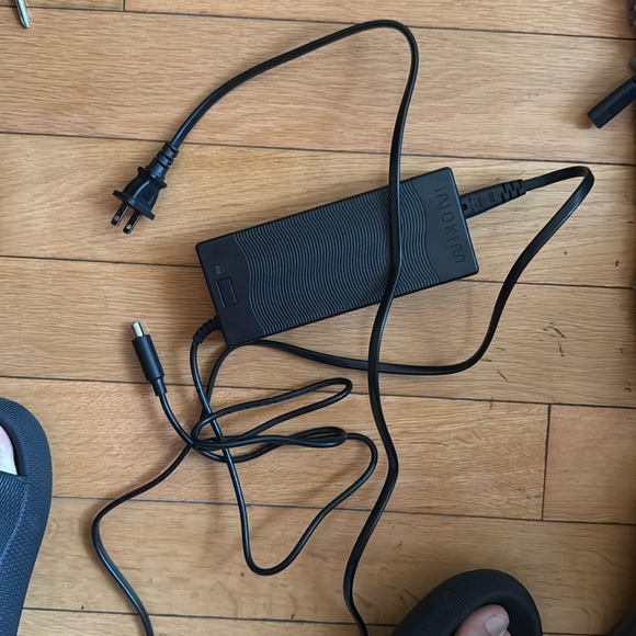 Inokim quick 4 charger - Picture 1 of 3